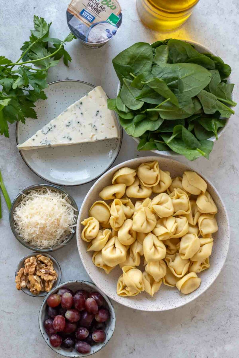 Tortellini, Blauschimmelkäse, Sahne, Parmesan, Spinat, Traube, Walnuß, Petersillie für Pasta Rezept