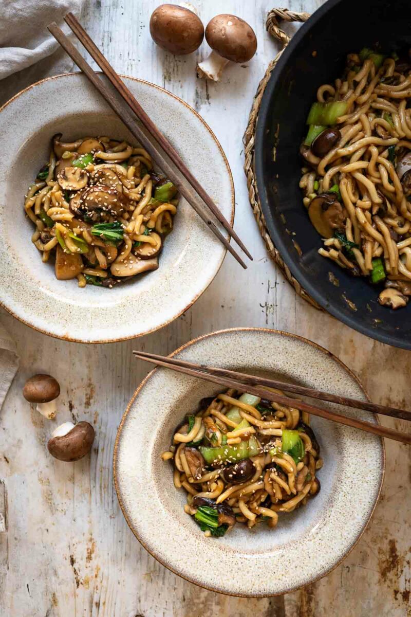Udon Nudeln mit Pilzen in Hoisin Sauce Rezept