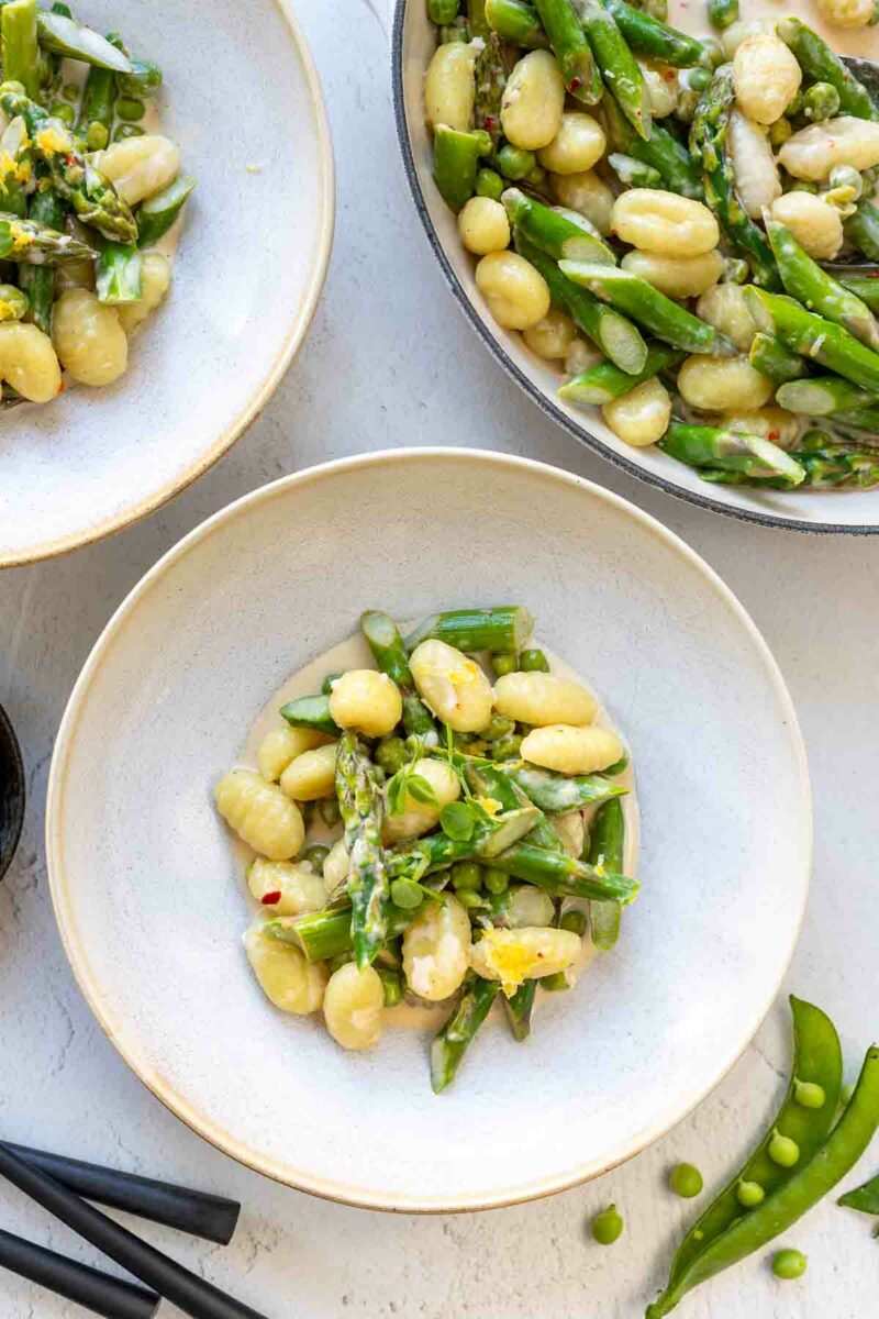 Gnocchi mit grünem Spargel und Erbsen in Sahnesoße serviert
