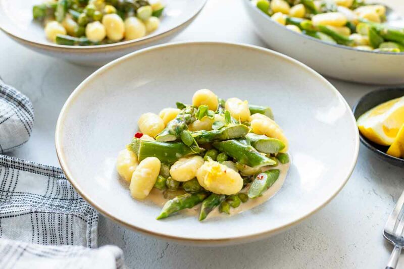 Gnocchi Pfanne mit grünem Spargel und Erbsen in Sahnesoße serviert
