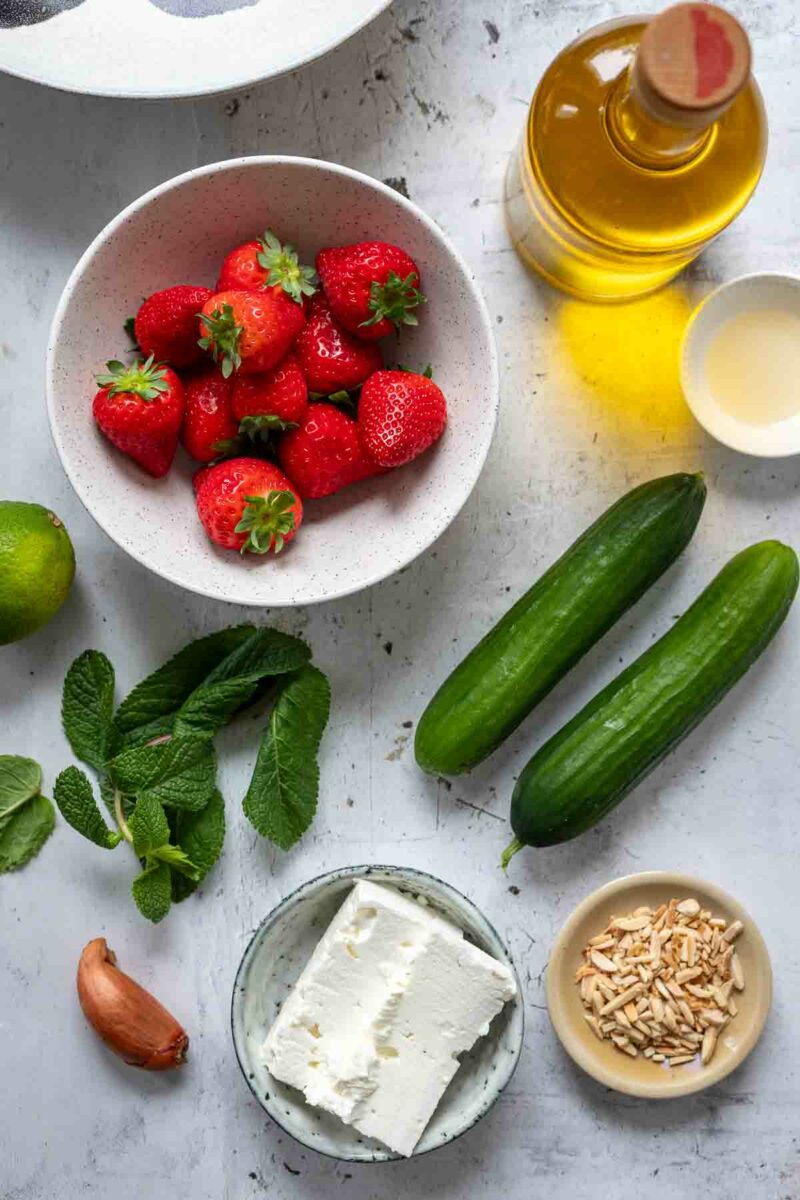 Gurke, Erdbeeren, Feta, Minze, Limette, Mandeln, Essig und Öl