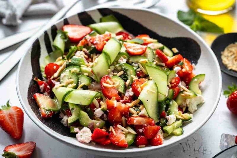 Gurkensalat mit Erdbeeren und Feta Rezept