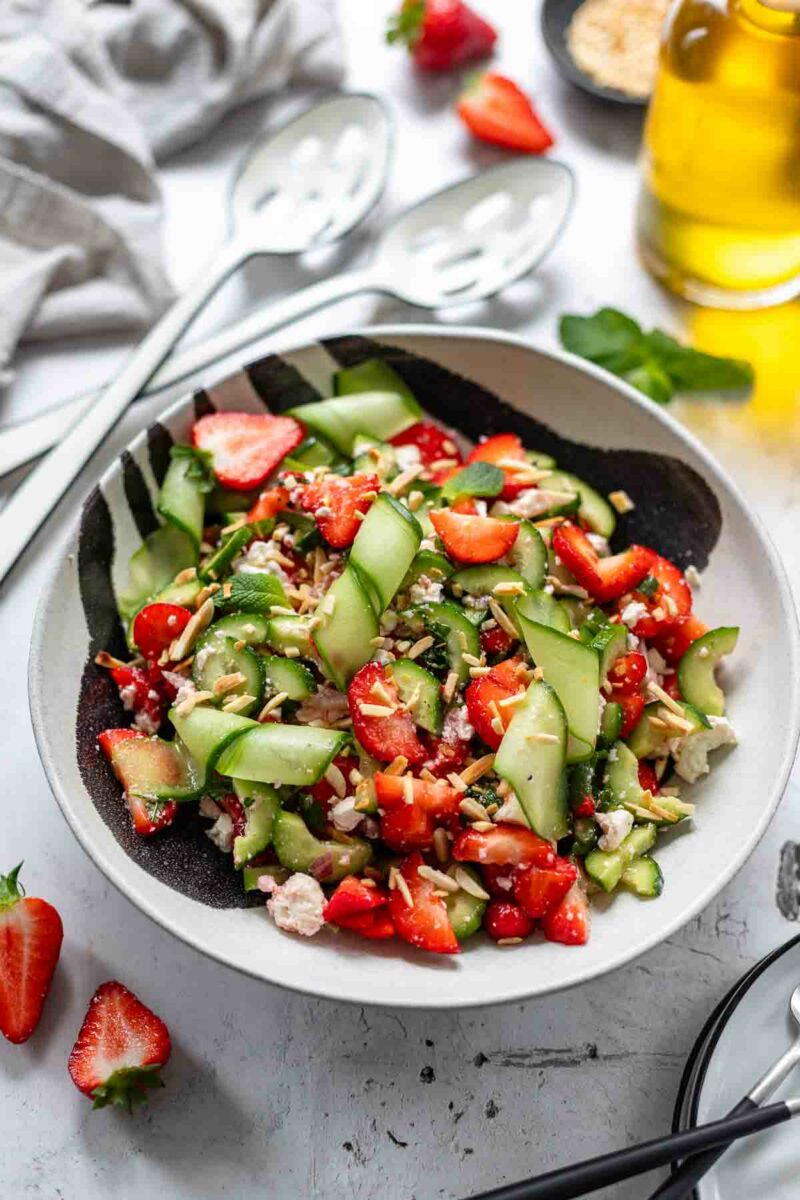 Gurkensalat mit Erdbeeren und Feta Rezept
