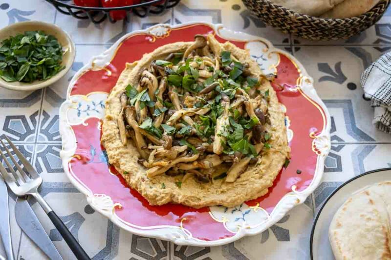Hummus Teller mit Pilzen