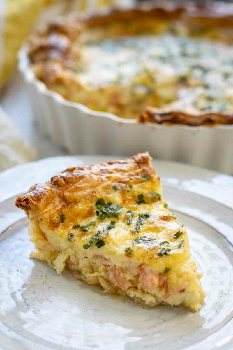 Lachs Quiche serviert auf Teller