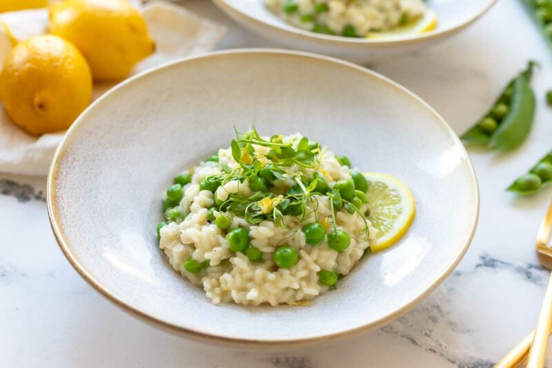 Erbsenrisotto Rezept mit frischen Erbsen und Zitrone