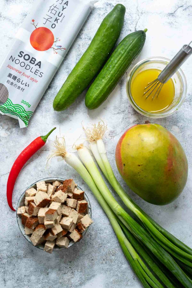 Soba Noodles, Gurke, Frühlingszwiebel, Mango, Räuchertofu für Salat