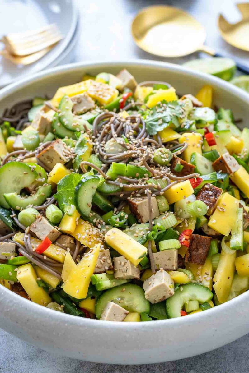 Soba Noodle Rezept mit Mango, Gurken und Tofu