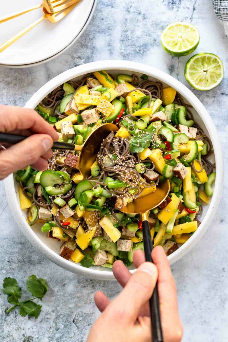 Servieren von Soba Nudelsalat mit Mango, Gurken und Tofu