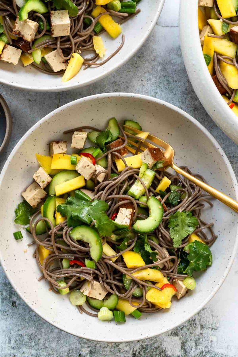 Soba Nudelsalat mit Mango, Gurken und Tofu