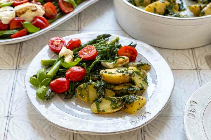 Kartoffelsalat mit Caprese Salat Serviert