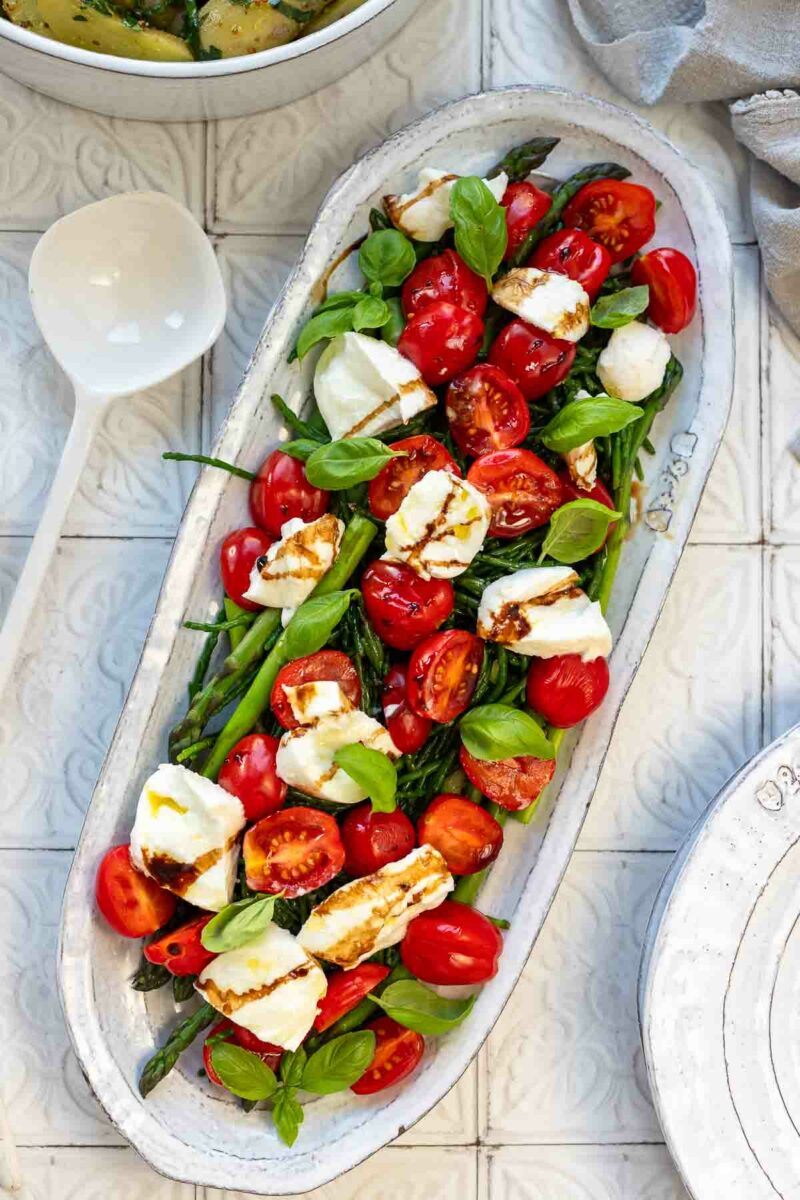 grünen Spargel-Caprese-Salat mit Meeresspargel