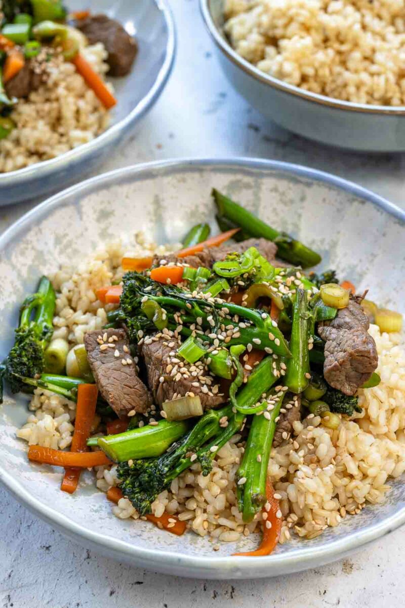 Wokpfanne Rezept mit Gebratenes Rindfleisch, Brokkoli, Möhren und Hoisinsoße