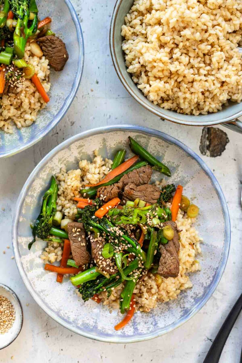Wokpfanne Rezept mit Gebratenes Rindfleisch, Brokkoli, Karotten und Hoisinsoße