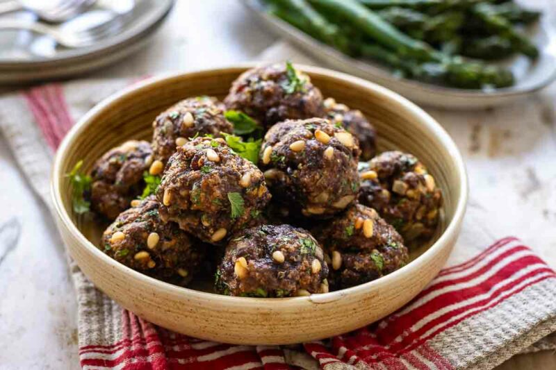 Frikadellen im Backofen zubereiten mit Parmesan, Petersilie, Sultaninen und Pinienkerne