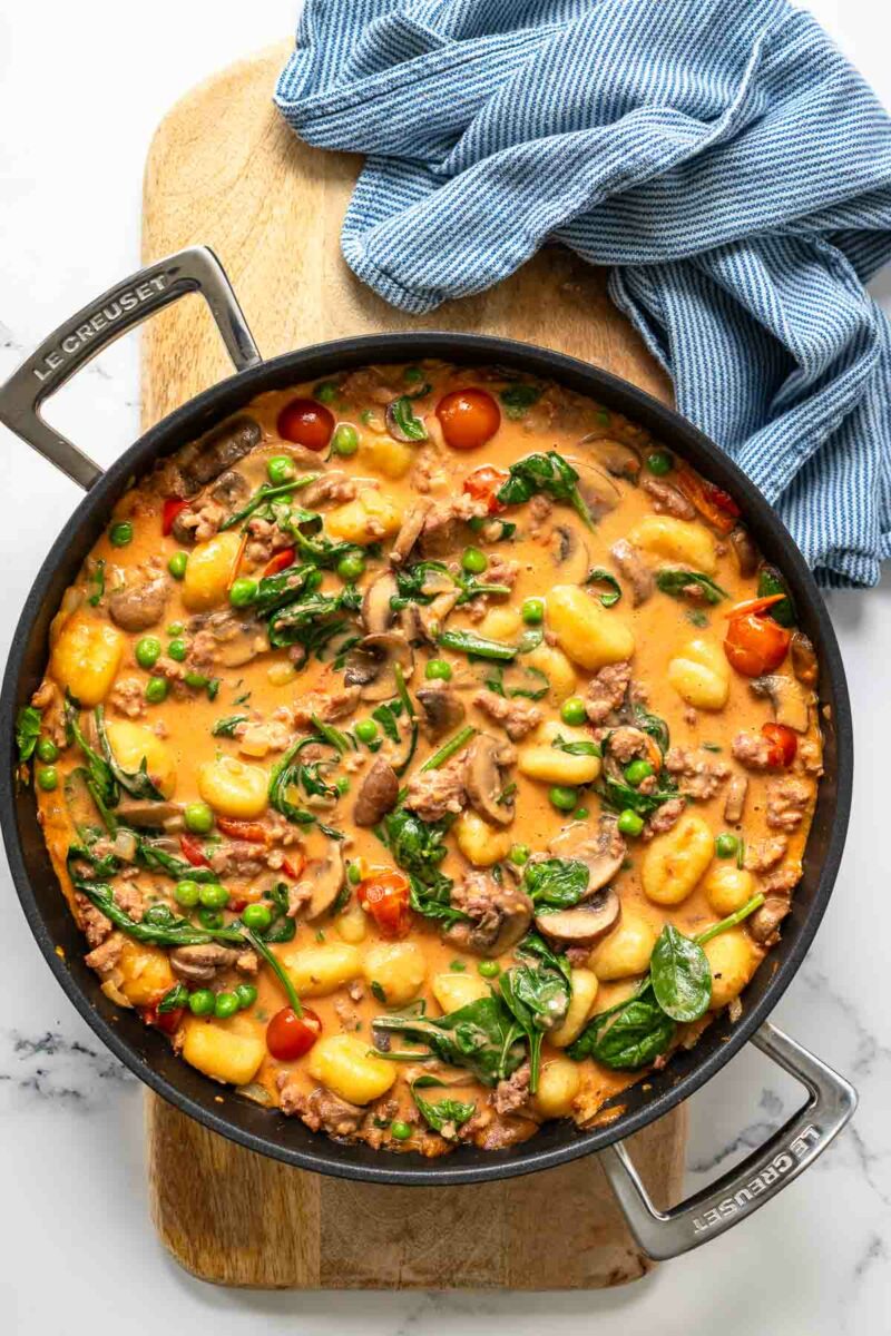 Italienische Gnocchi Pfanne mit Pilzen und Salsiccia, Spinat, Erbsen und Salsiccia Rezept