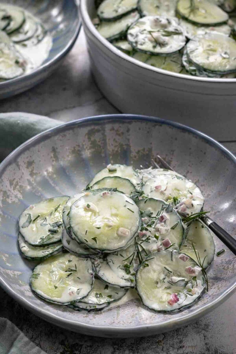 Klassiches Gurkensalat Rezept mit Joghurt Dressing und Kräuter
