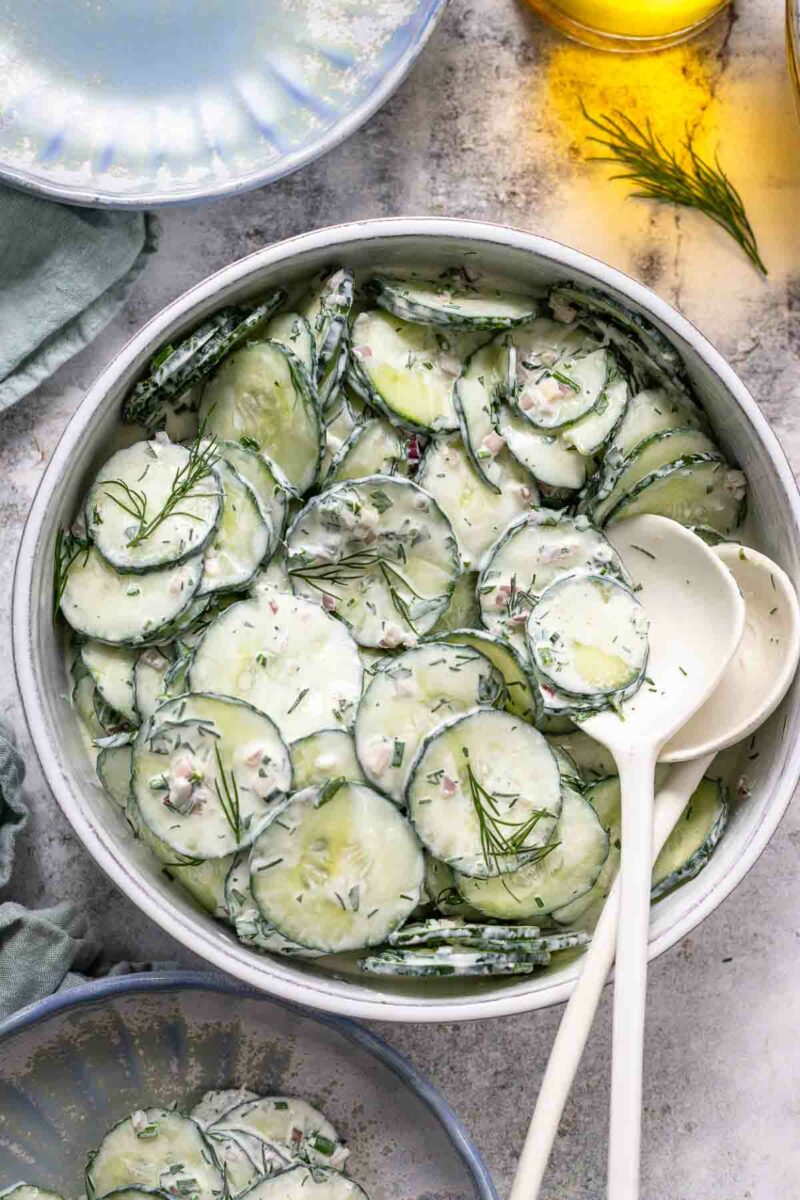 Klassiches Gurkensalat Rezept mit Joghurt Dressing und Kräuter