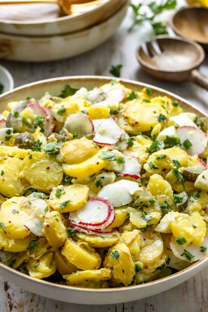 Kartoffelsalat mit Mayonnaise, Ei und Gurke Rezept dazu Schnittlauch und Radieschen