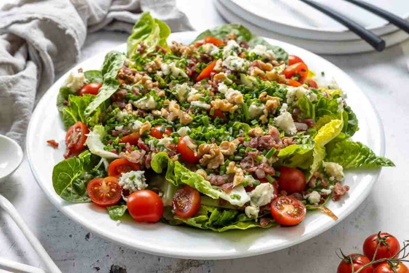 Mini Römersalat Rezept mit Blauschimmelkäse Dressing, Speck, Cherrytomaten, Walnüsse