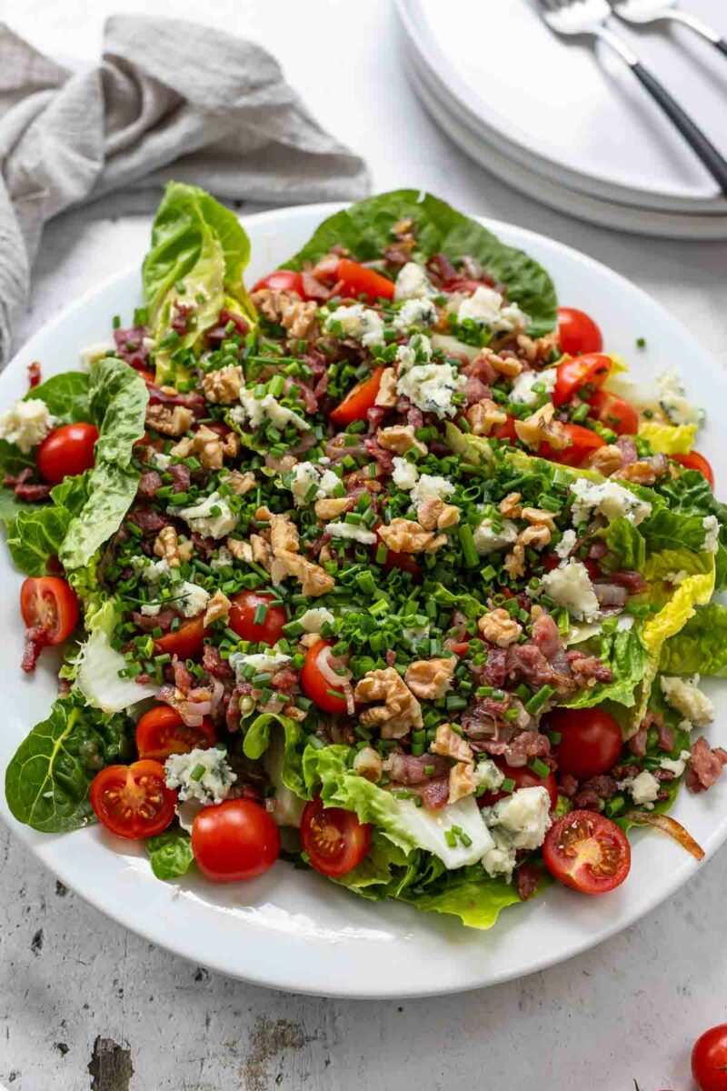 Römersalat Rezept mit Blauschimmelkäse Dressing, Speck, Cherrytomaten, Walnüsse