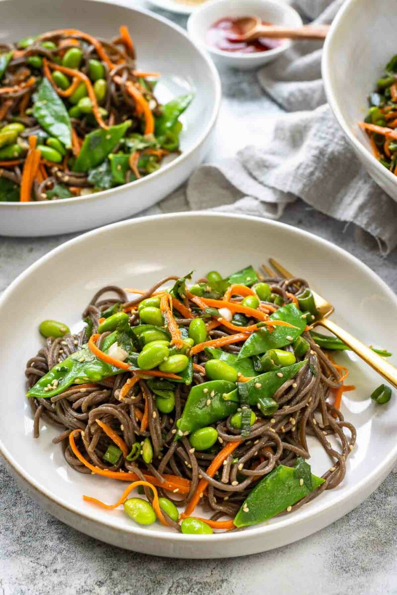 Soba-Nudel-Salat Rezept mit Zuckerschoten, Edamame und feine Karottenstreifen und Miso Dressing
