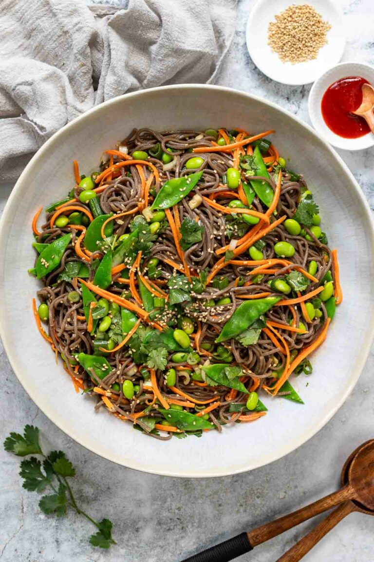 Soba Nudel Salat Rezept mit Zuckerschoten, Edamame und feine Karottenstreifen und Miso Dressing