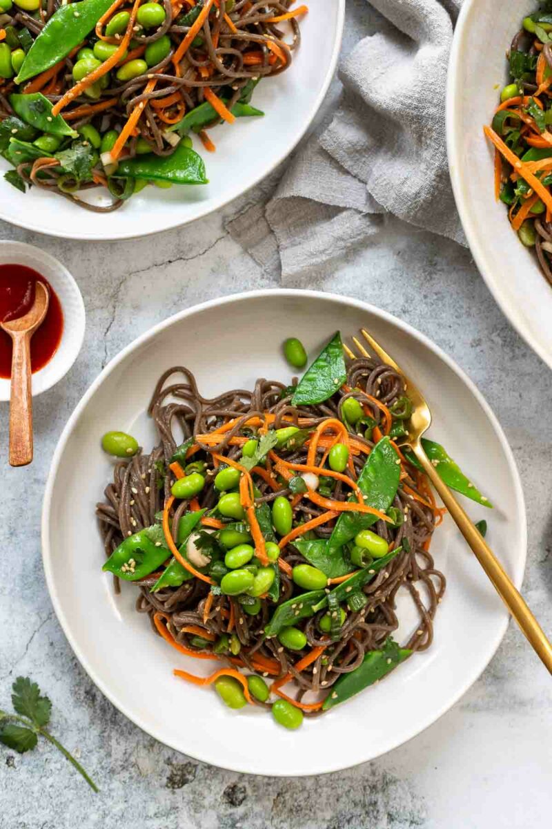 Soba Nudelsalat Rezept mit Zuckerschoten, Edamame und feine Karottenstreifen und Miso Dressing