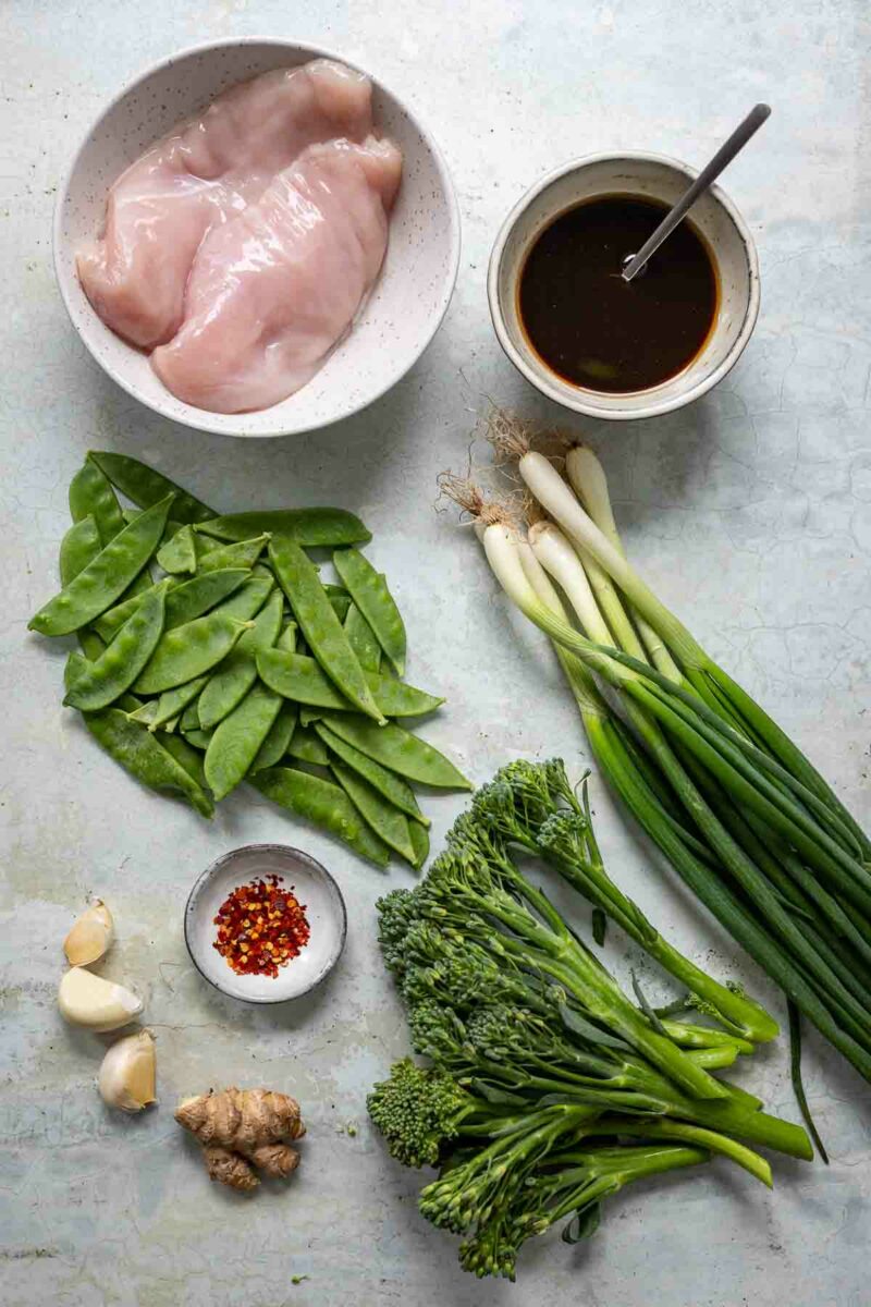 Zutaten für Gemüsepfanne mit Hähnchen, Brokkoli und Zuckerschoten