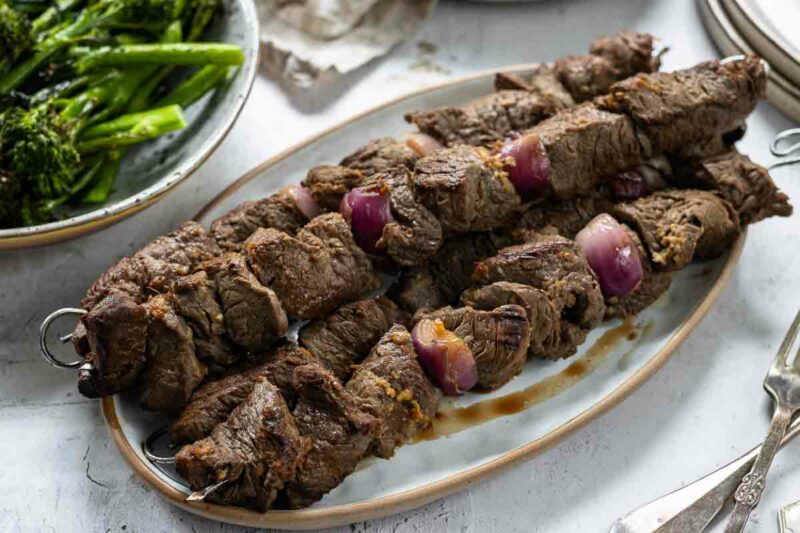Rindfleischspieße asiatische Art Rezept serviert mit Reis und Brokkolini (Bimi)