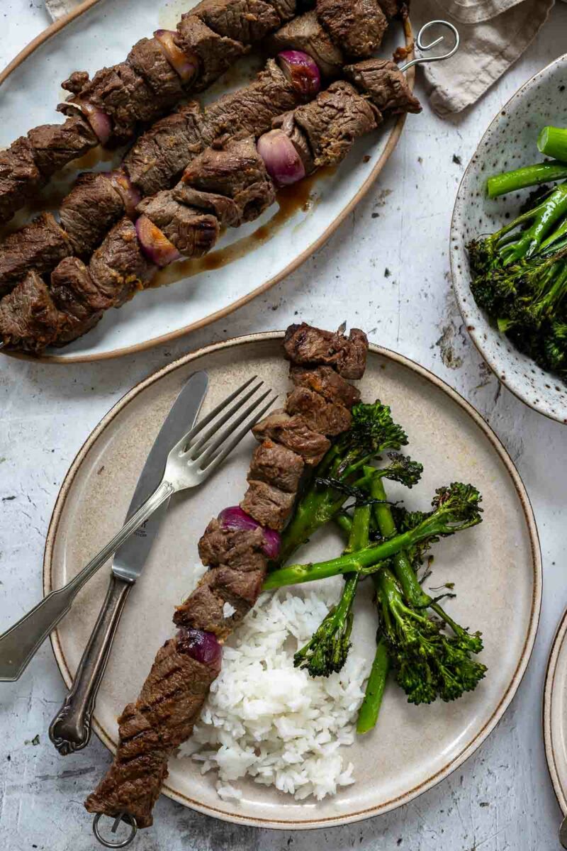 Rindfleischspieße asiatische Art Rezept serviert mit Reis und Brokkolini (Bimi)