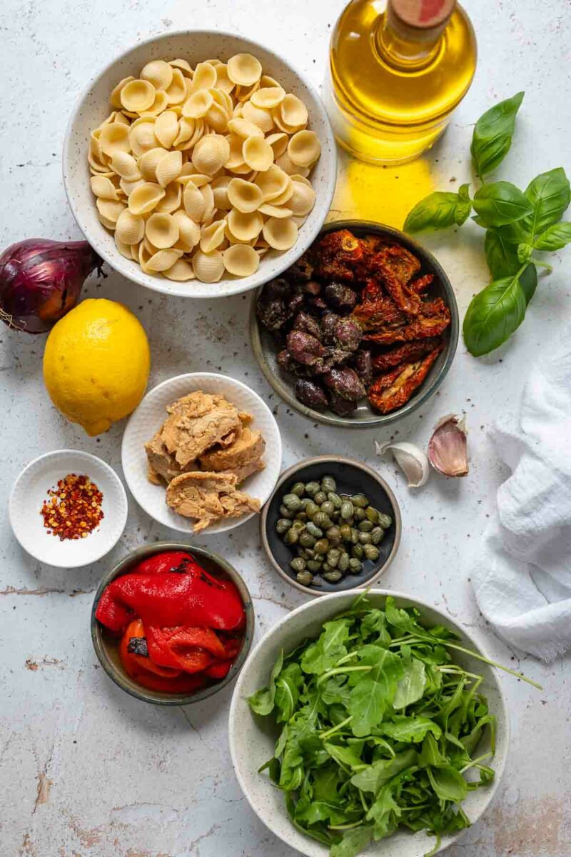Die Zutaten für Nudelsalat mit Thunfisch
