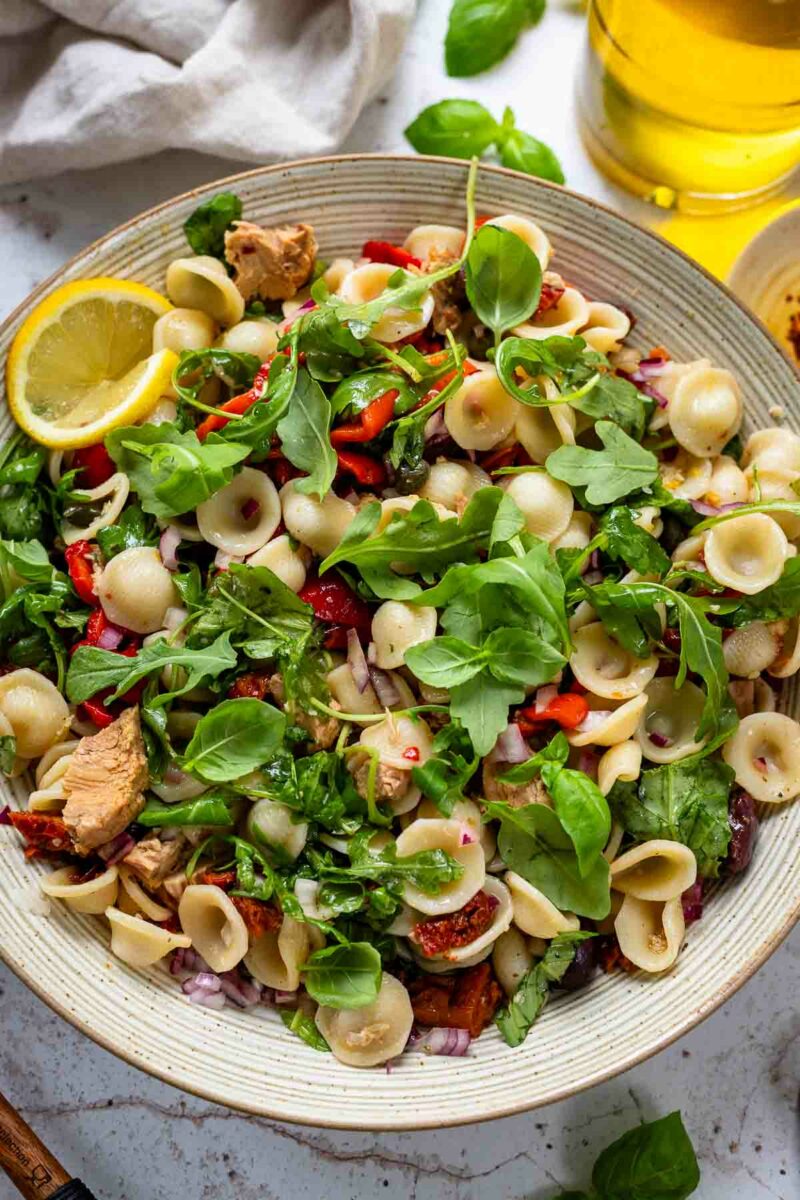 Nudelsalat mit Thunfisch Rezept ohne Mayo mit gegrilltem Paprika, getrockneten Tomaten, Kalamata Oliven und Kapern