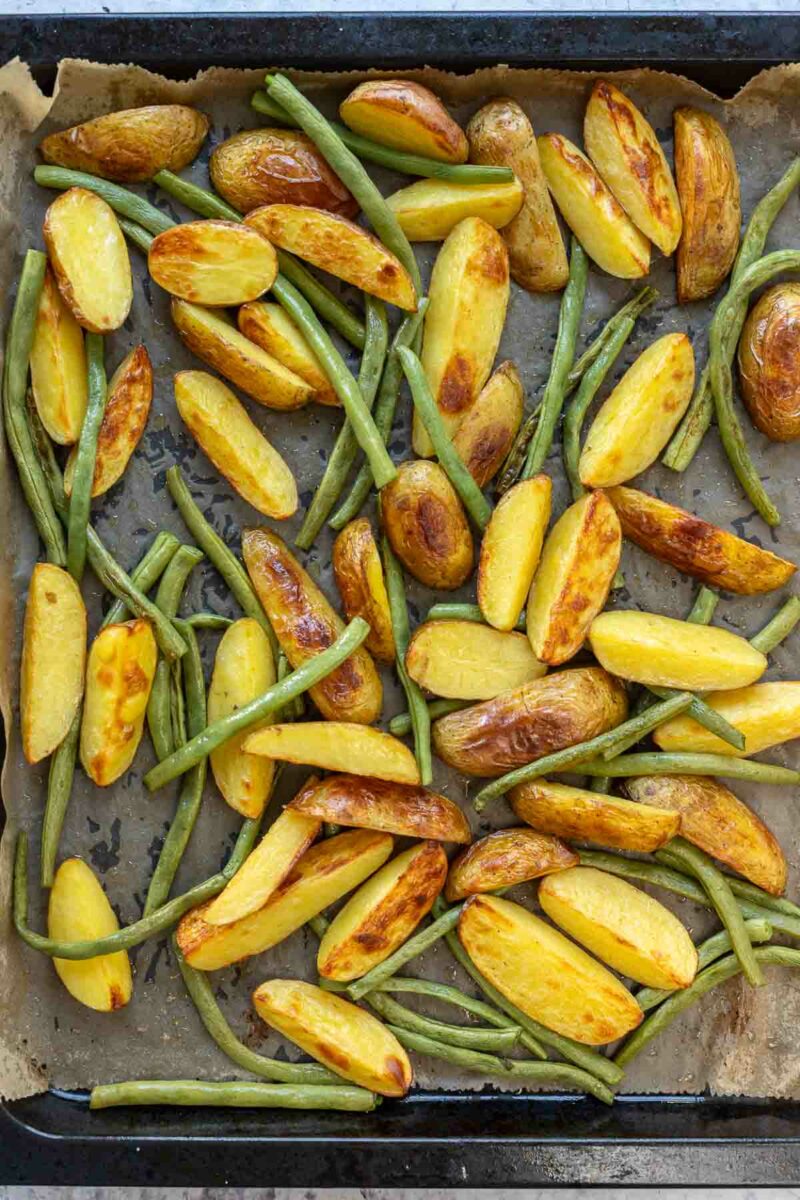 Kartoffeln und Bohnen auf ein Backblech, fertig geröstet