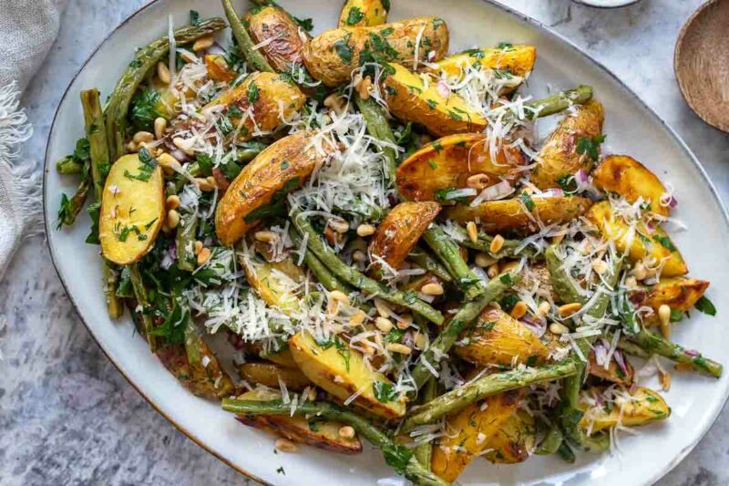 Ofenkartoffeln mit grünen Bohnen vom Blech - Einfaches Ofengericht mit viel Geschmack mit Kartoffeln, zarte grüne Bohnen und ein erfrischendes Zitronen-Knoblauch-Dressing mit frischen Kräutern, gerösteten Pinienkernen und als Abschluss Parmesankäse