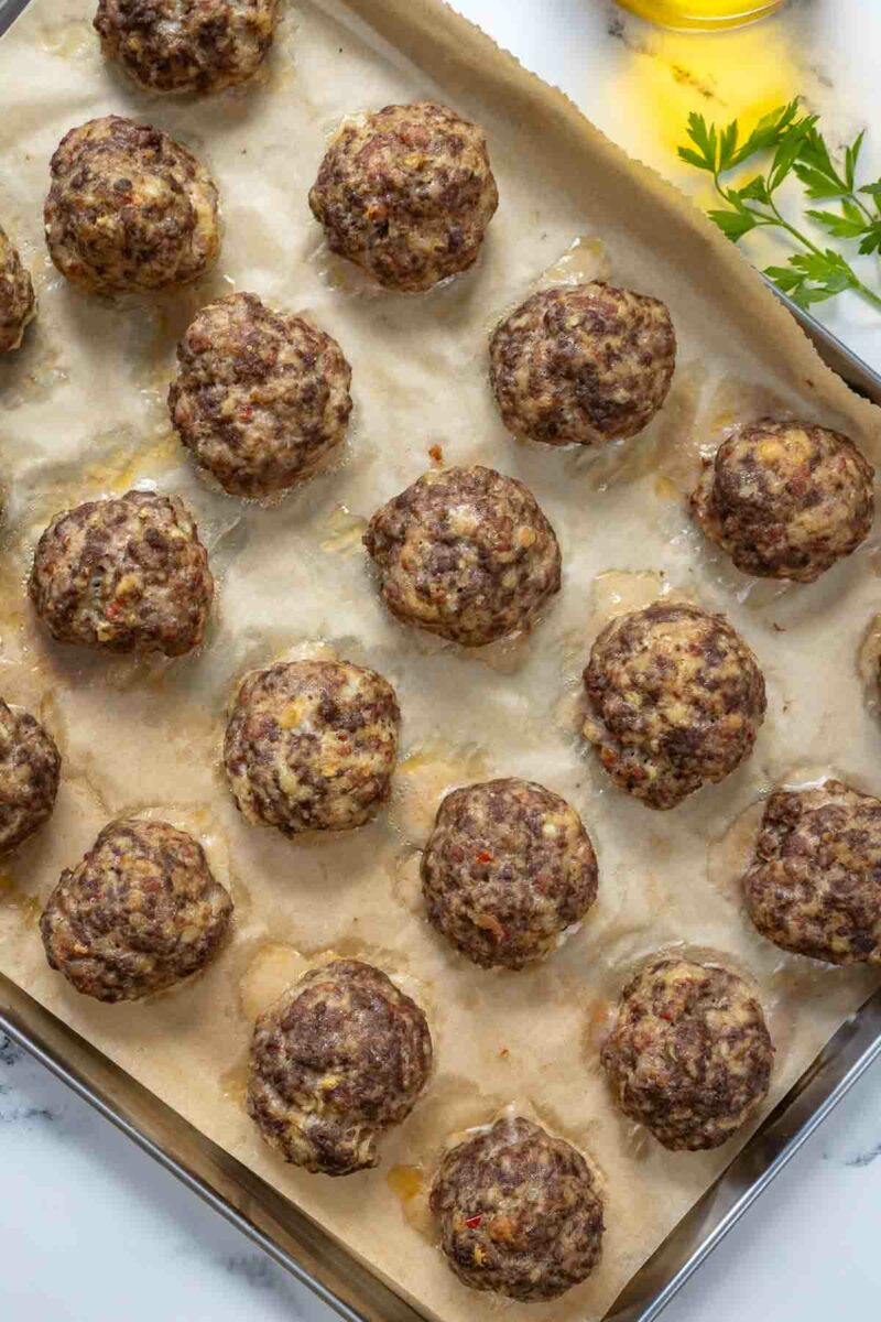 Fertige Salsiccia Hackbällchen (Fleischbällchen Rezept) auf ein Blech