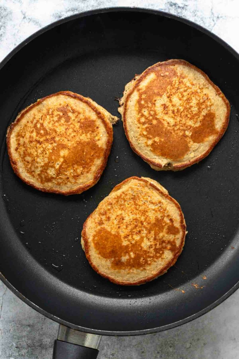 Gebackene Pfannkuchen in der Pfanne