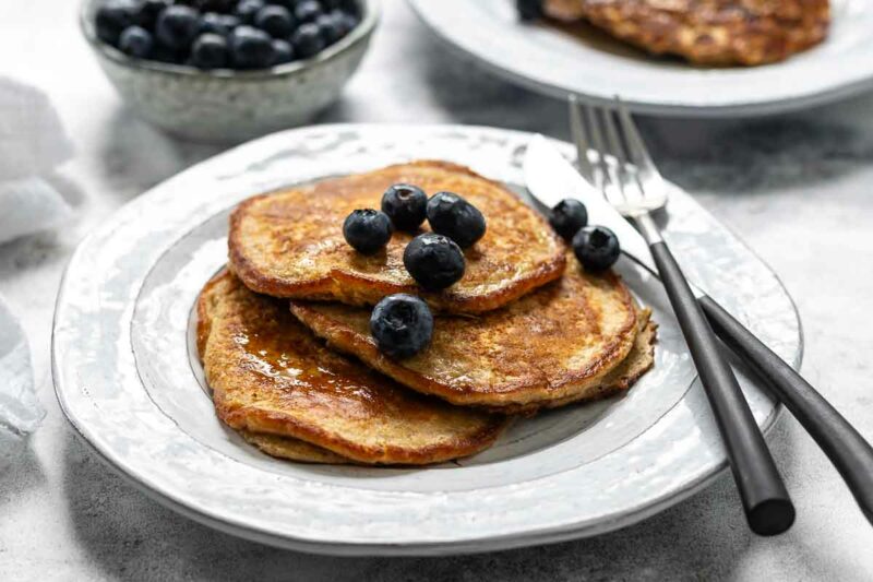 Einfache Haferflocken Pancakes mit Hüttenkäse (ohne Mehl) - Proteinreiches Rezept