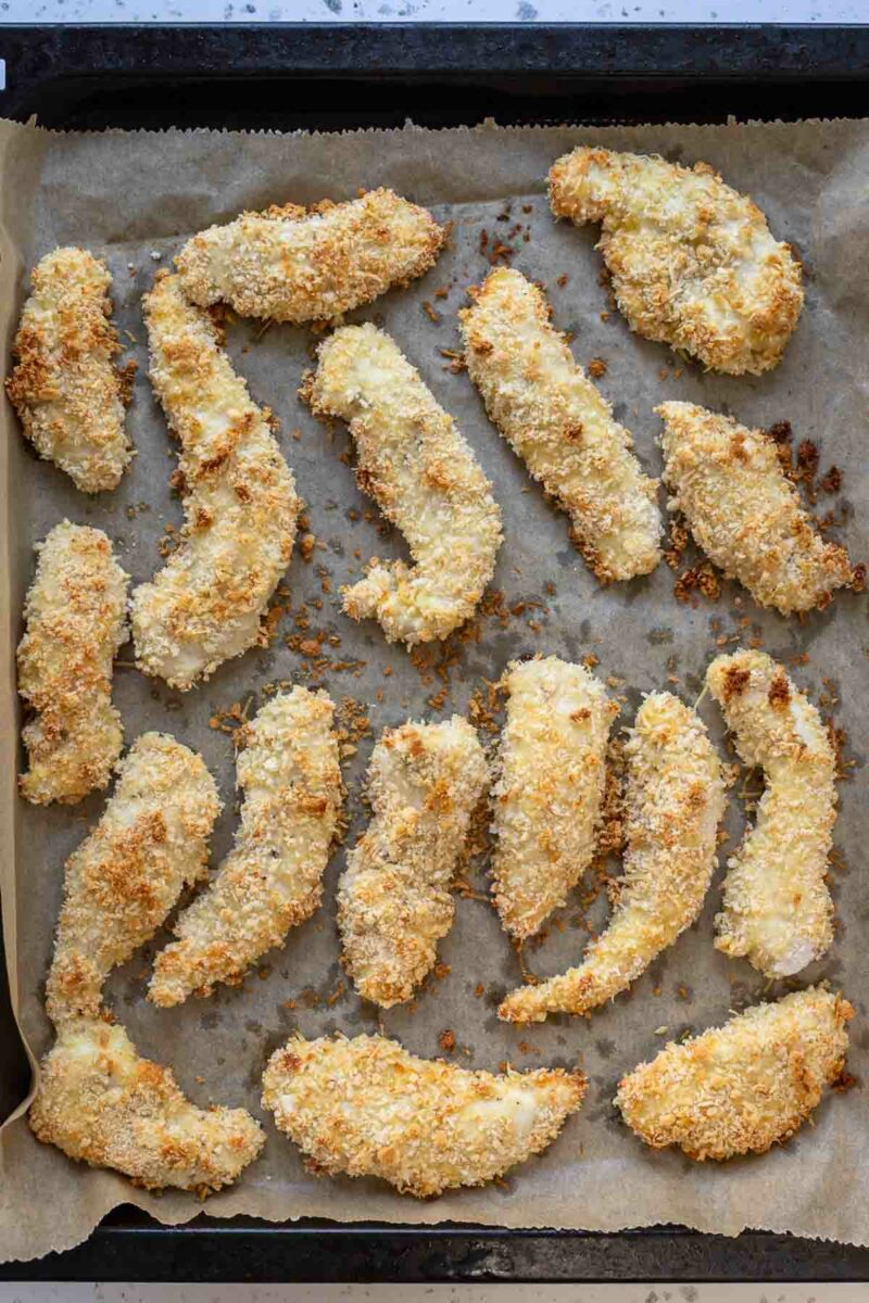 So einfach kannst du knusprige Chicken Strips auf ein Blech