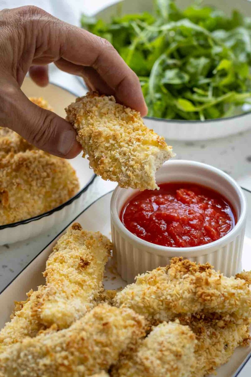 Knusprige Hähnchenstreifen aus dem Backofen mit Dip