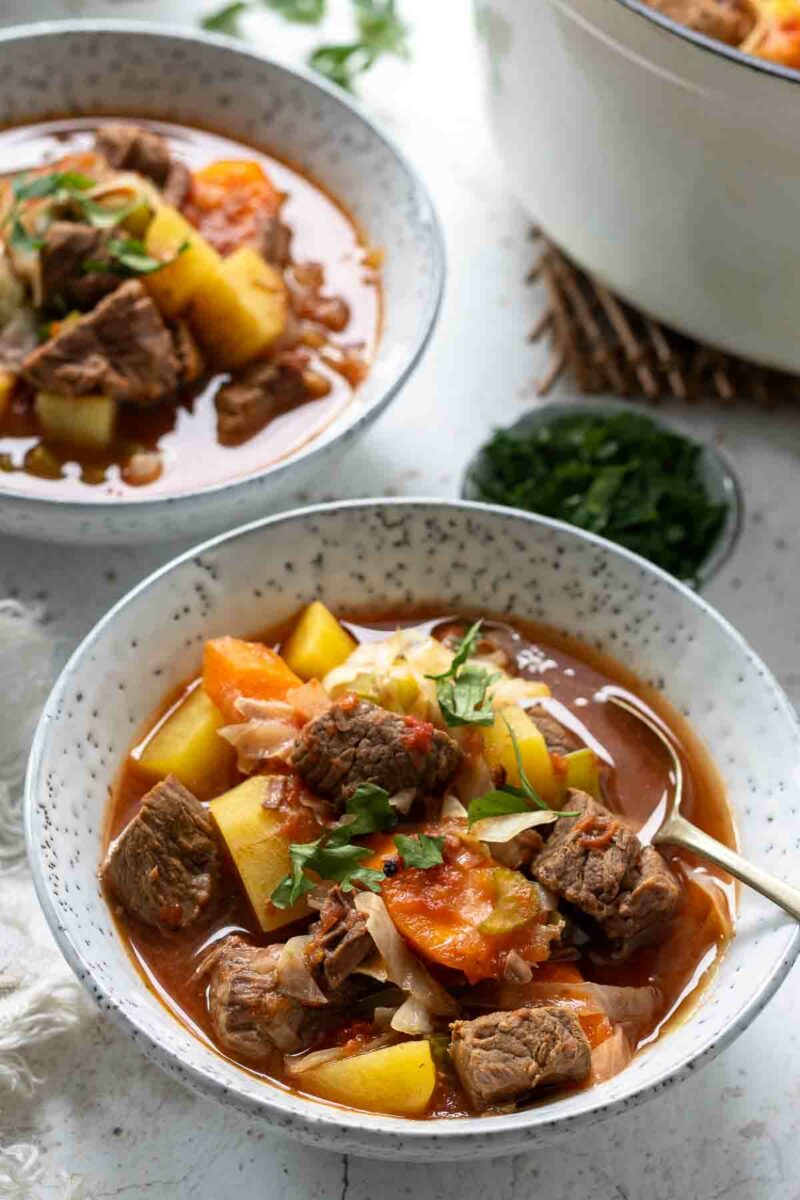Bauerntopf mit Rindergulasch und Gemüse angerichtet