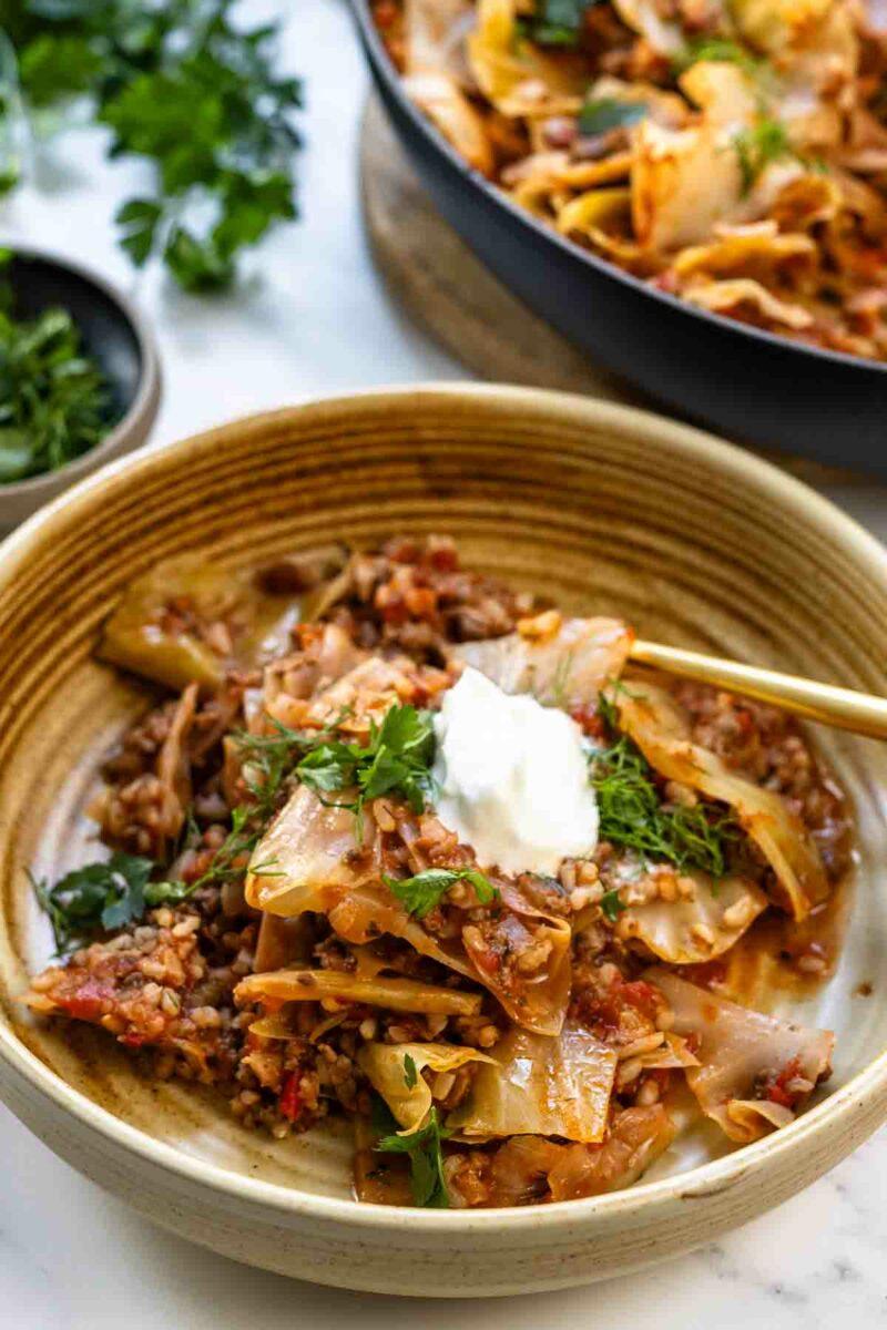 Kohlrouladen-Eintopf Rezept serviert mit Creme Fraiche
