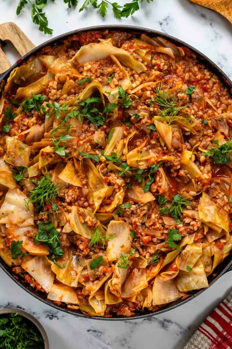 Kohlrouladen-Eintopf Rezept für Faule ohne Wickeln / ohne Rollen mit Kräuter garniert in die Pfanne