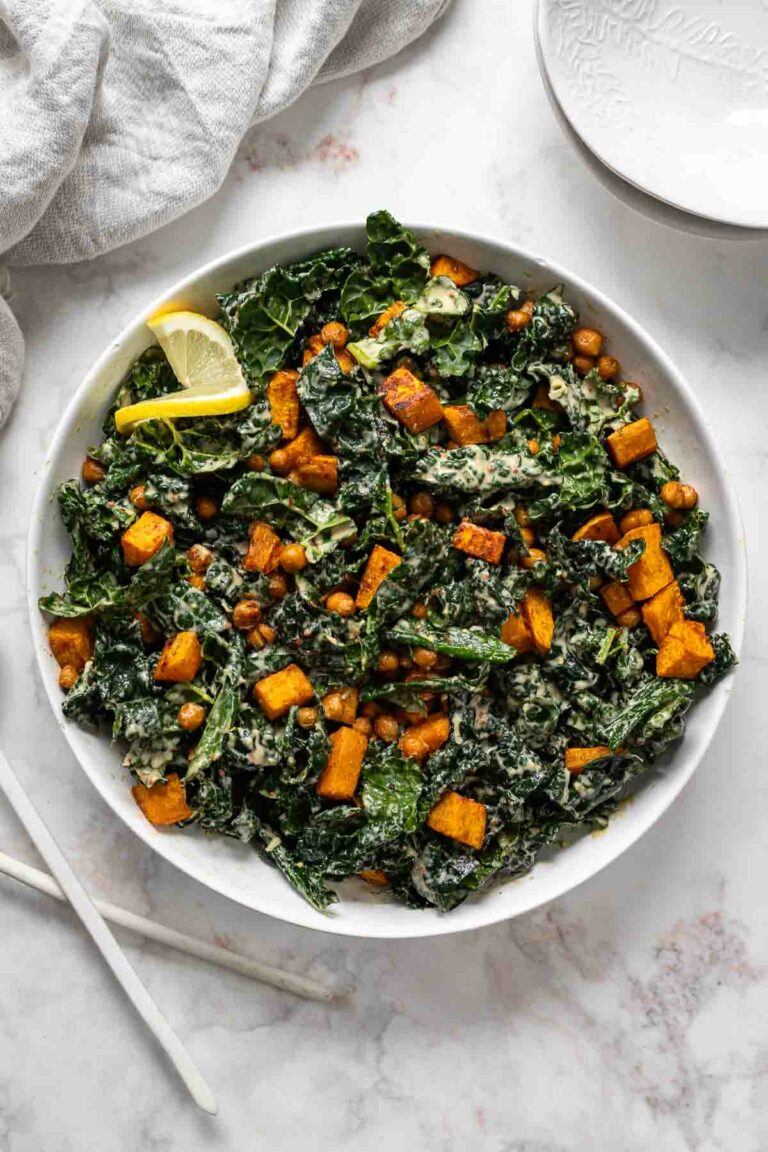 Schwarzkohl Salat mit Süßkartoffeln & Kichererbsen und veganen Caesar Dressing aus Tahini und Zitrone