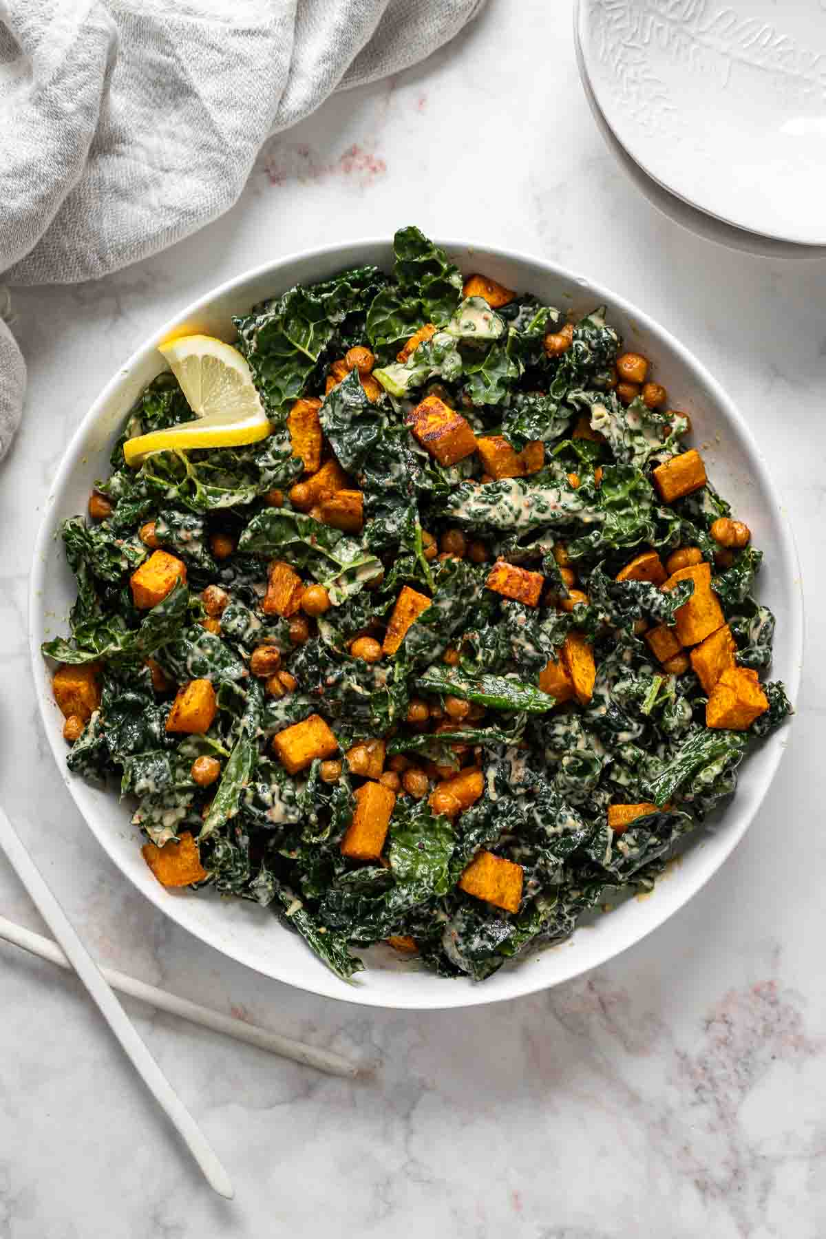 Schwarzkohl Salat mit Süßkartoffeln & Kichererbsen und veganen Caesar Dressing aus Tahini und Zitrone