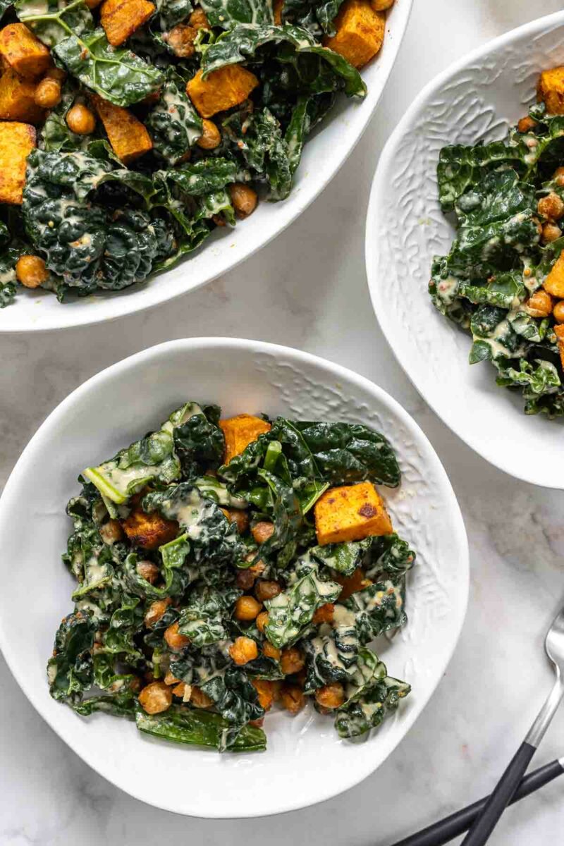 Cavolo Nero / Toskanischer Palmkohl Salat mit Süßkartoffeln & Kichererbsen und veganen Caesar Dressing aus Tahini und Zitrone