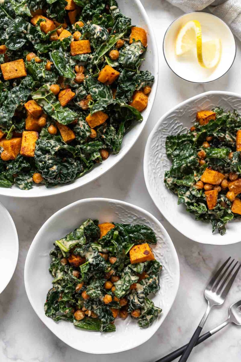 Schwarzkohl Salat mit Süßkartoffeln & Kichererbsen und veganen Caesar Dressing aus Tahini und Zitrone