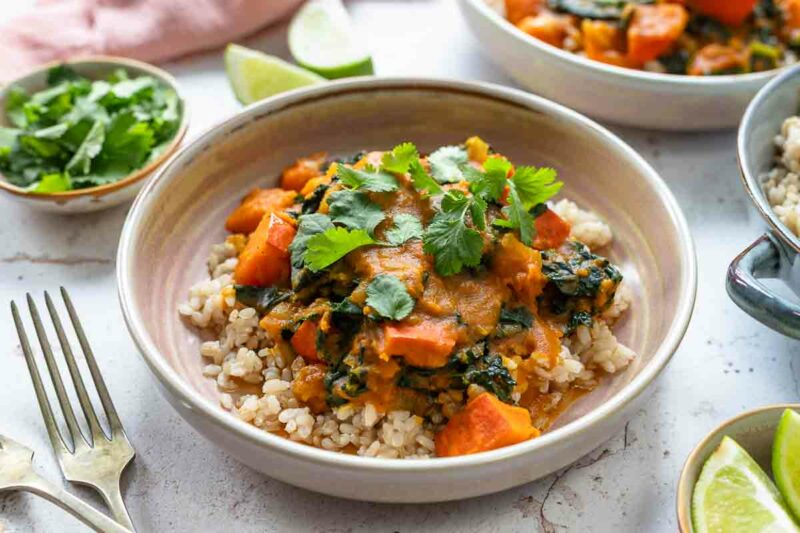 Einfach und schnelles Kürbis Curry Rezept mit Kokosmilch, serviert mit Reis