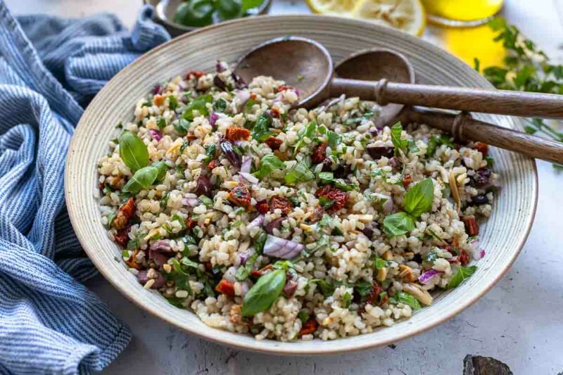 Italienischer Reissalat Rezept mit rote Zwieblen, Kraüter, Mandeln, Oliven & getrockneten Tomaten und Zitronen Dressing