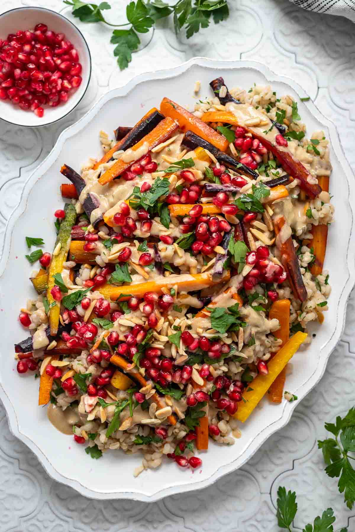 Rezept für Salat mit gerösteten Karotten und Gerste (Rollgerste/Graupen) plus Mandelsplitter, Granatapfelkerne und Tahini-Dressing